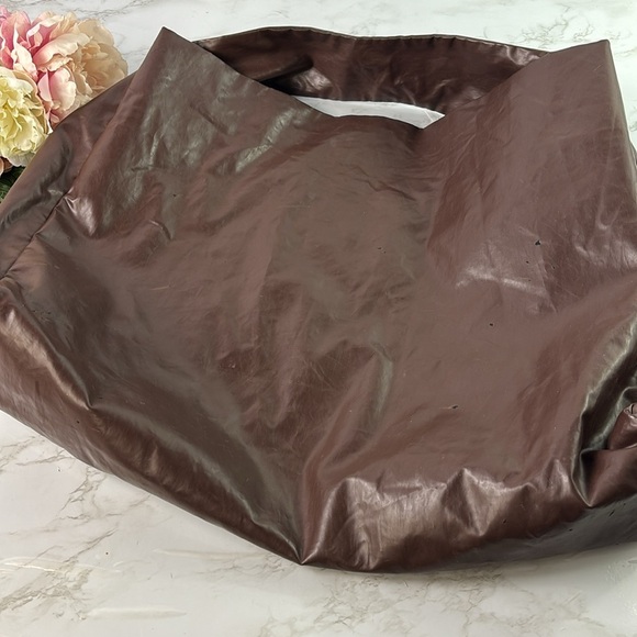 The kassl Tote Oversized Shoulder Oil Bag in Dark Brown - Picture 6 of 12